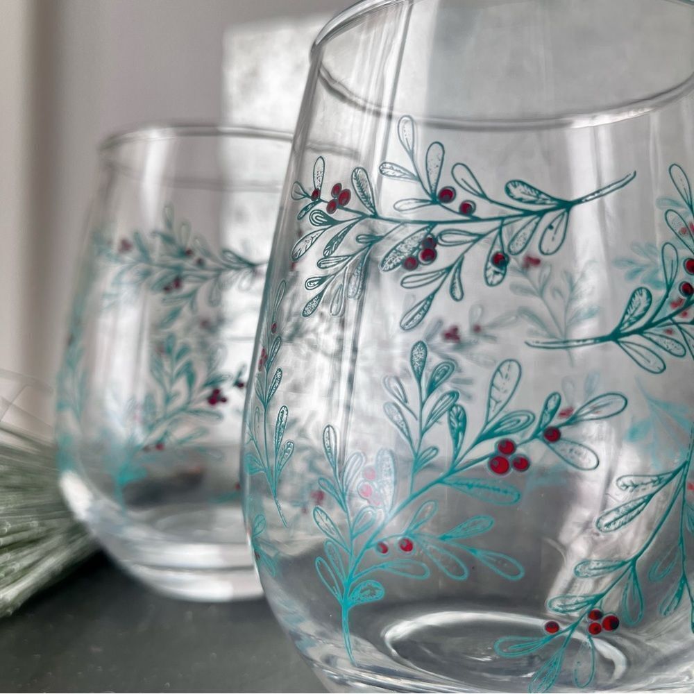 𝅺PAIR of Painted Glass Stemless Christmas Wine Glasses Holly Berries 2 NWOT